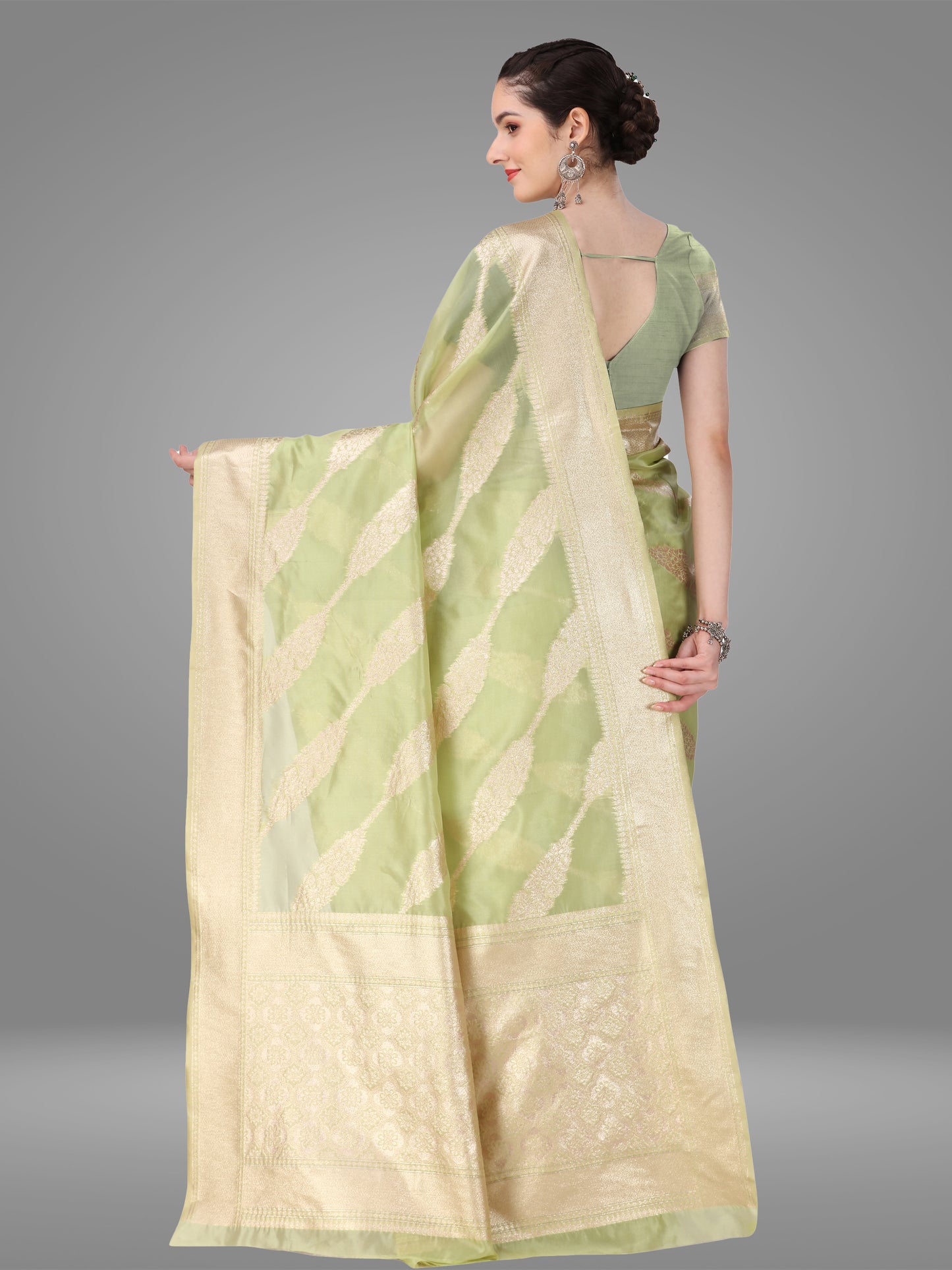 Pista Banarasi Jacquard Saree With Blouse Piece